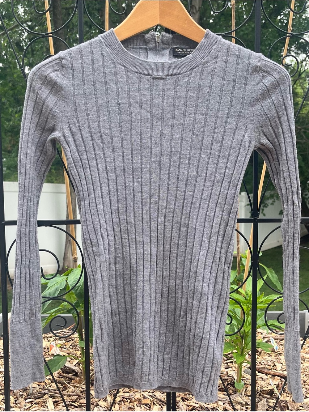 Banana Republic Women’s Gray Slim Rib Knit Extra Fine Merino Wool Sweater Size S